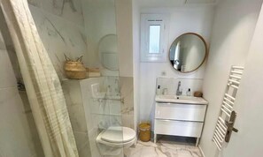 Dusj, hårføner, håndklær og såpe
