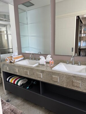 Shower, jetted bath, hair dryer, towels - Luxury apartment in the center of Balneário Camboriú. (Balneário Camboriú)