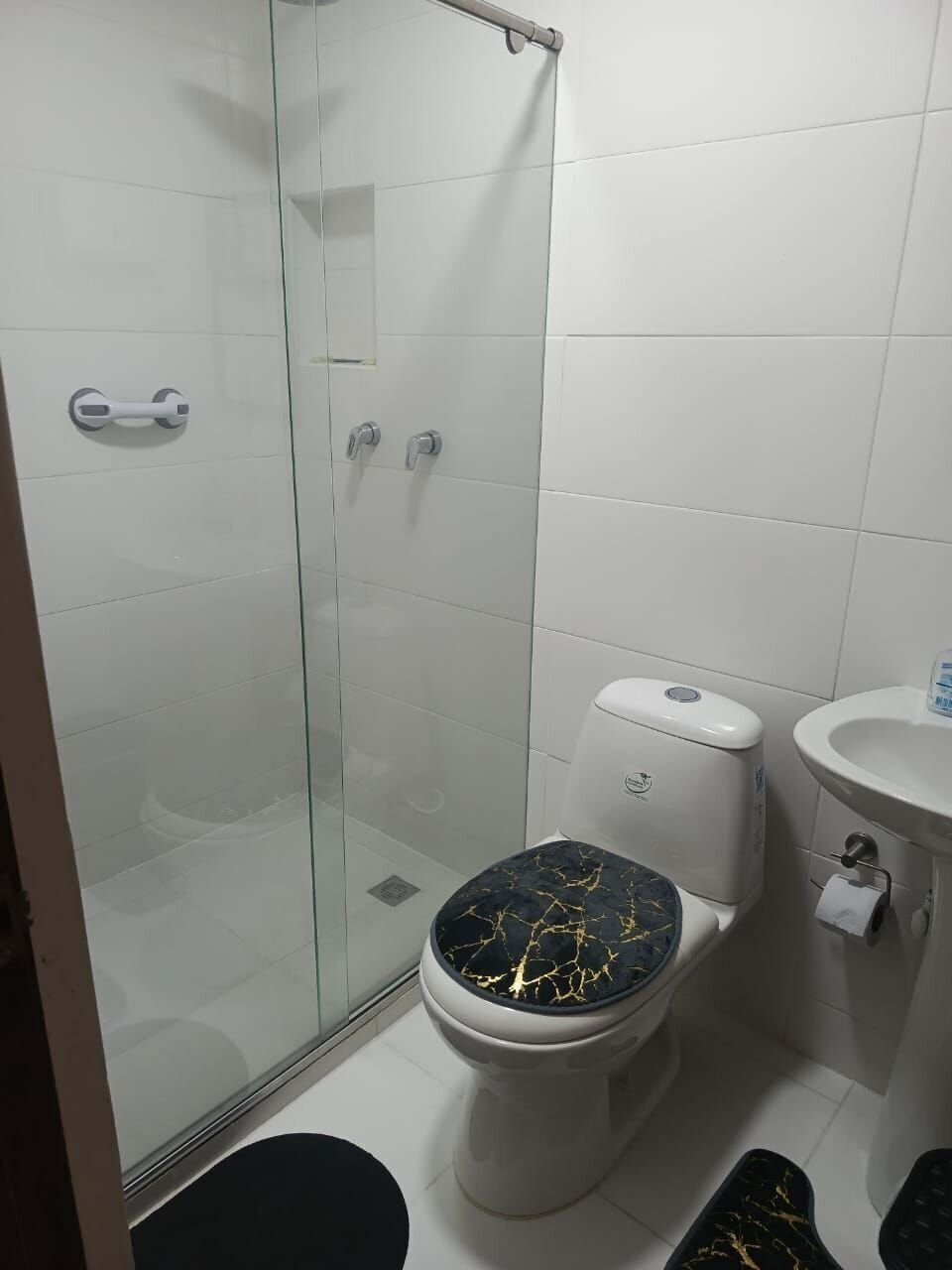 Kostenlose Toilettenartikel, Handtücher, Seife, Shampoo