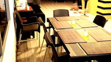 Apartment | Dining