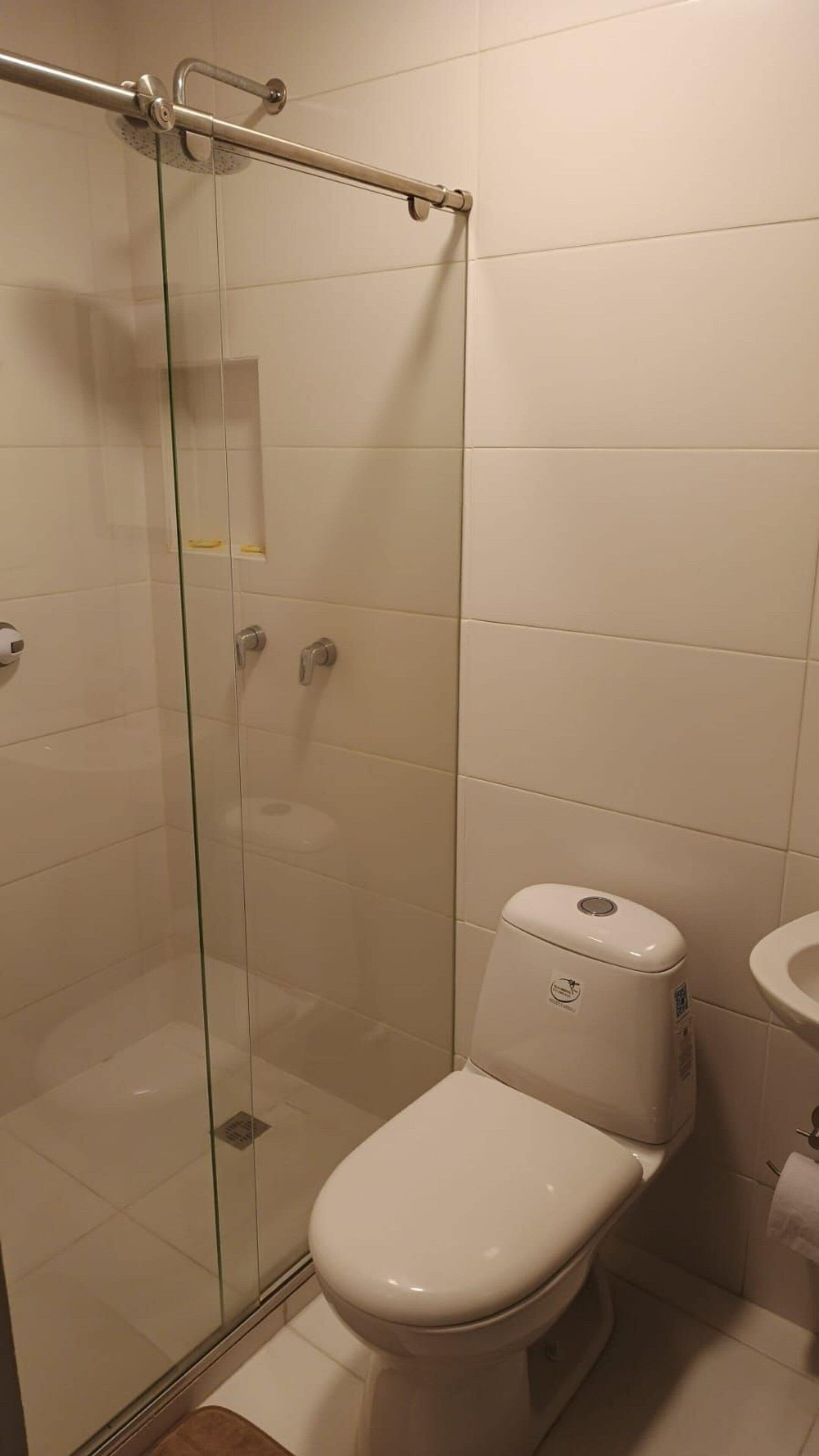 Amenidades de baño gratuitas, toallas, jabón, shampoo 
