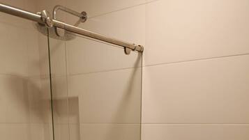 Amenidades de baño gratuitas, toallas, jabón, shampoo