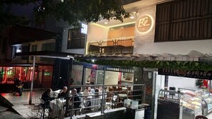 Un hotel con zona de comedor, asientos al aire libre y un restaurante visible llamado 'Ponto Caffetteria'.