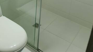 Apartamento | Banheiro | Produtos de toalete grátis, toalhas de banho, sabonete, shampoo