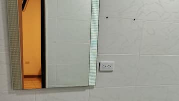 Articles de toilette (gratuits), serviettes fournies, savon, shampooing