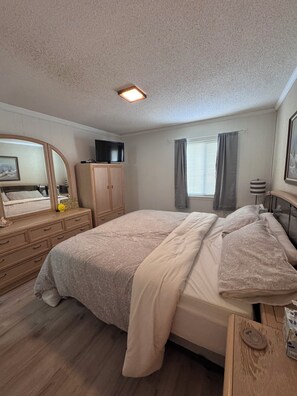 Room - Terrific 2-bedroom Ocean View Condo on Cherry Grove Beach (North Myrtle Beach)