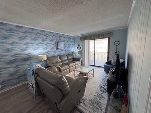 Living area - Terrific 2-bedroom Ocean View Condo on Cherry Grove Beach (North Myrtle Beach)