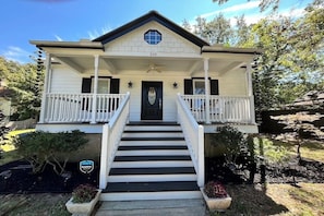 Exterior - New! Clean, bright cottage walking distance to downtown Aiken! (Aiken)