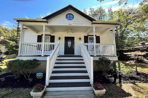 New! Clean, bright cottage walking distance to downtown Aiken!