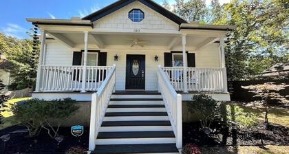 New! Clean, bright cottage walking distance to downtown Aiken!