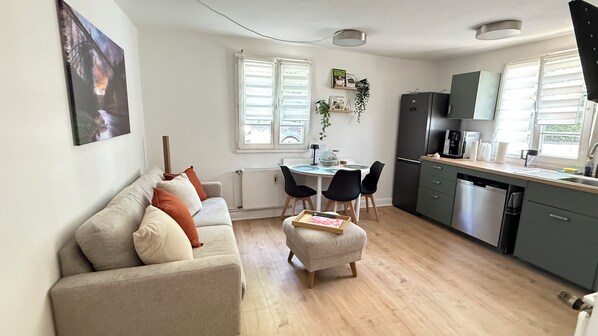 Eine moderne Küche mit Essbereich, einer Couch und einer Heizung.