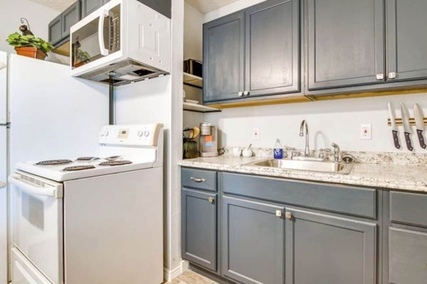Frigorífico, microondas, placa de cocina y cafetera o tetera