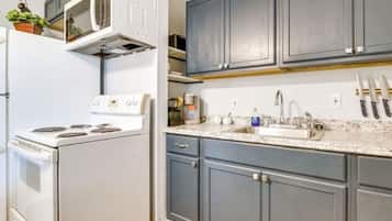 Frigorífico, microondas, placa de cocina y cafetera o tetera