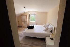 4 bedrooms, iron/ironing board, WiFi, bed sheets - 3.5-hectare private estate — heated pool, tennis and padel courts, sleeps 11 (Romans-sur-Isère)