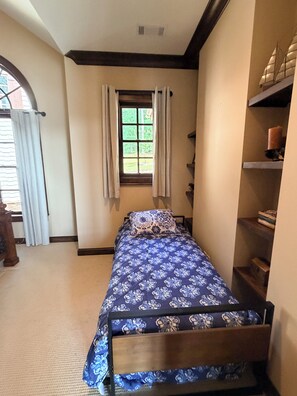 4 bedrooms, WiFi (free), bed sheets