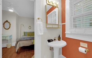 Serviettes fournies, papier de toilette