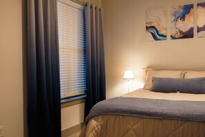 Room - Stylish West Midtown Retreat with Rooftop Pool, Steps to the Stadium (Atlanta)