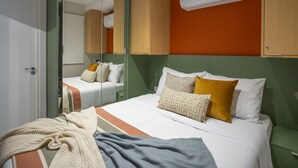 A bedroom with a bed, a mirror, and an air conditioning unit. - Nex One Paraiso (São Paulo)