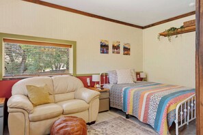 Iron/ironing board, WiFi, bed sheets - Charming 1BR Studio with Full Kitchen (Prescott)