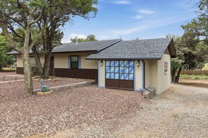 Exterior - Charming 1BR Studio with Full Kitchen (Prescott)