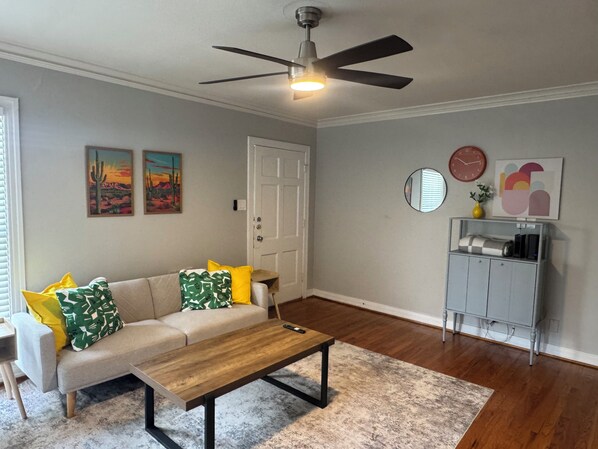 Living area - Stylish 1BR Near SMU, Greenville Ave & 75 (Dallas)