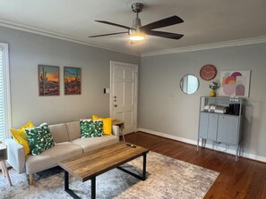 Living area - Stylish 1BR Near SMU, Greenville Ave & 75 (Dallas)