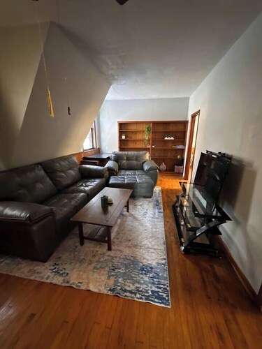 2nd level Private APT Woodsy Area Getaway
