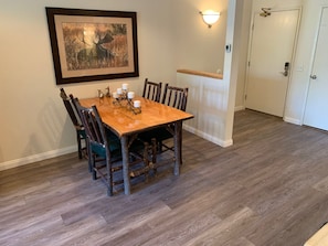 Dining - Spacious 1-bedroom condo in perfect Mammoth Lakes location (Mammoth Lakes)