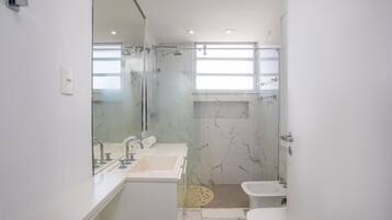 Basic Apartment | Bathroom
