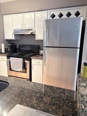 Private kitchen - Cozy 1-bedroom condo in charming Houston with AC (Houston)