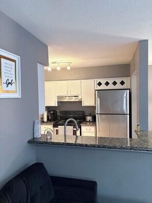 Private kitchen - Cozy 1-bedroom condo in charming Houston with AC (Houston)