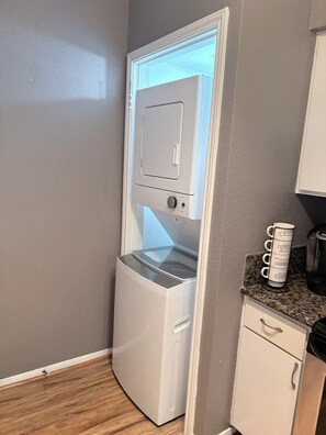 Interior - Cozy 1-bedroom condo in charming Houston with AC (Houston)