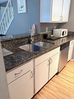 Private kitchen - Cozy 1-bedroom condo in charming Houston with AC (Houston)