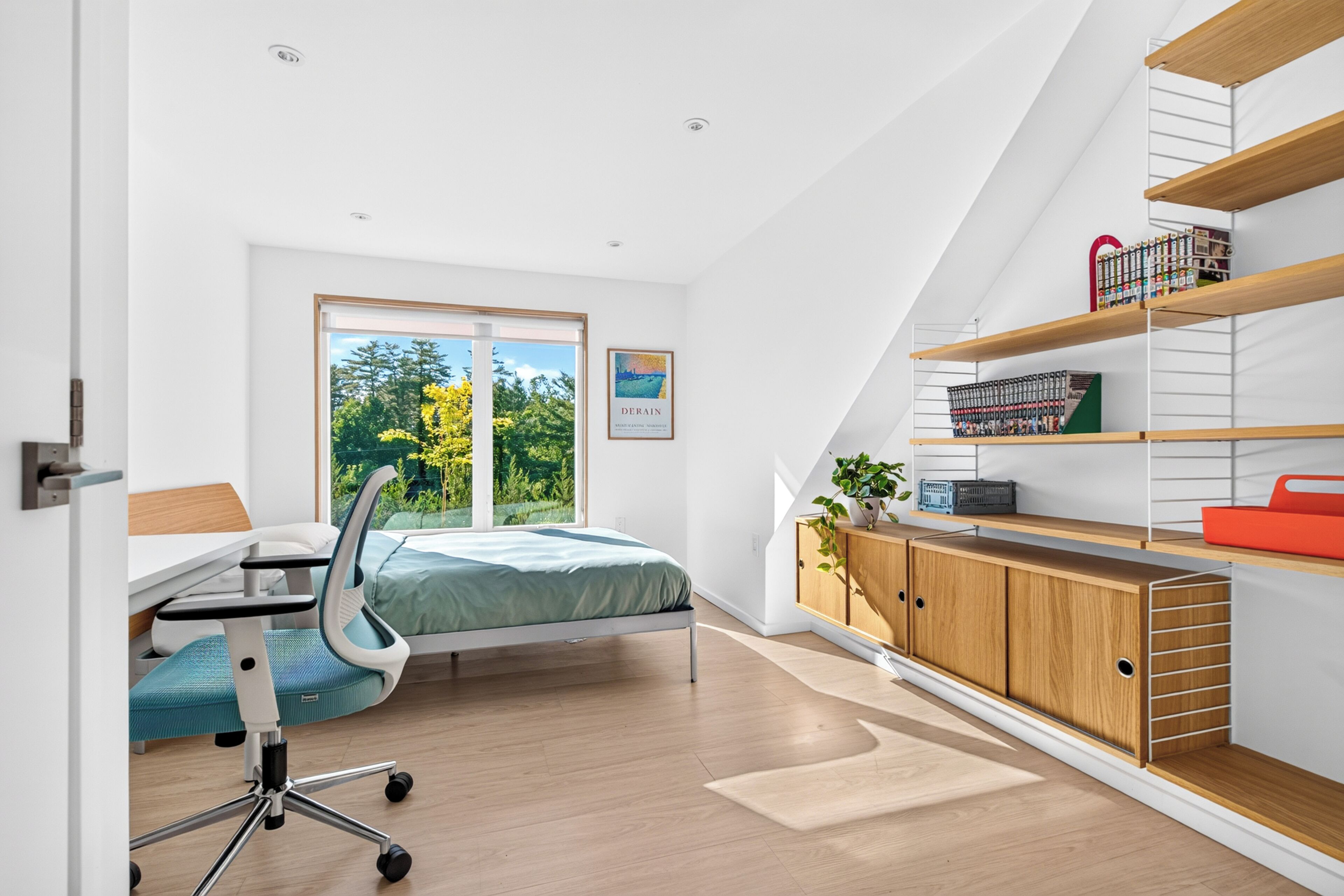 2 bedrooms, desk, iron/ironing board, WiFi (free)