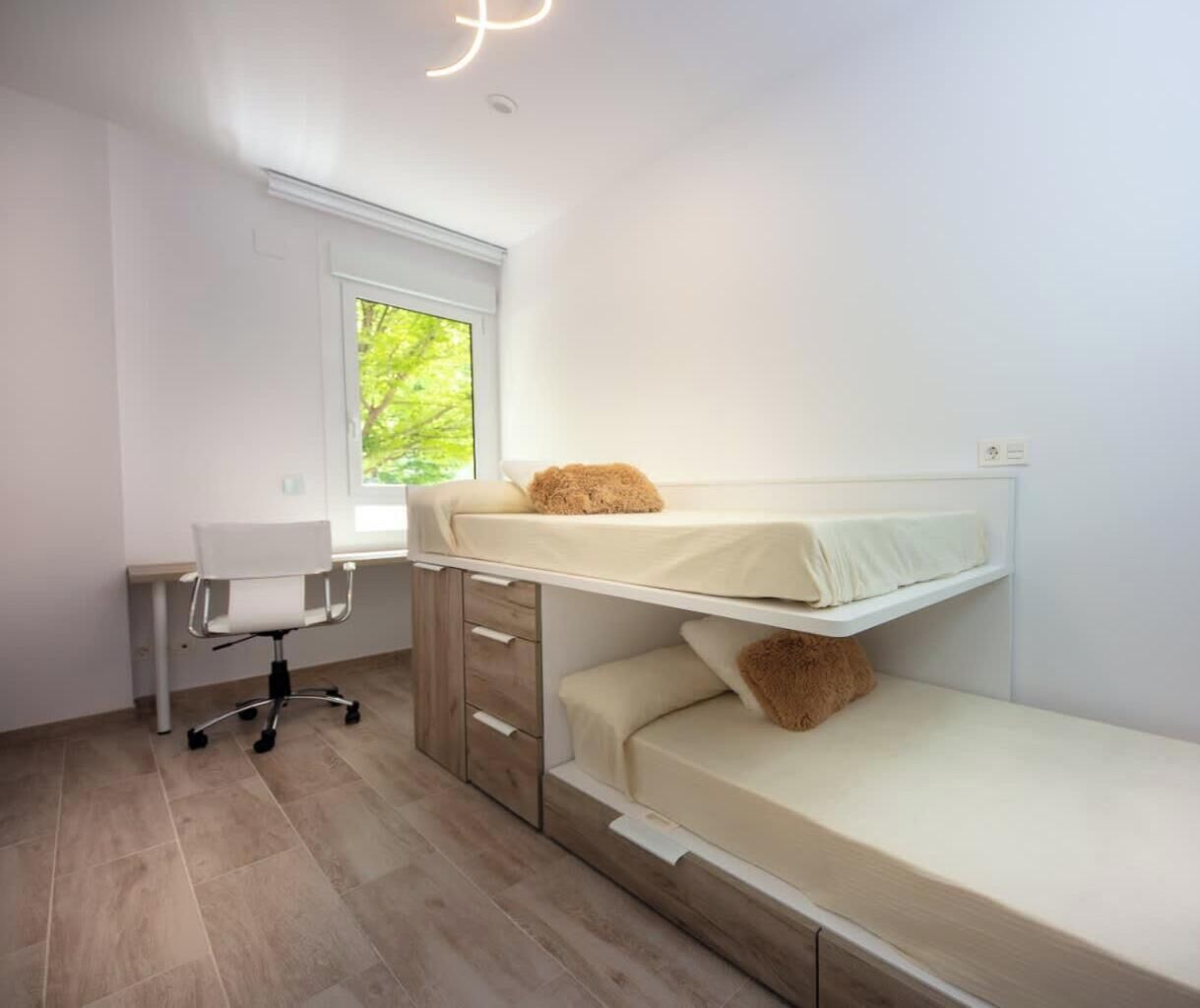 2 habitaciones, tabla de planchar con plancha, cuna de viaje y wifi 