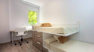 2 habitaciones, tabla de planchar con plancha, cuna de viaje y wifi