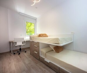 2 habitaciones, tabla de planchar con plancha, cuna de viaje y wifi 