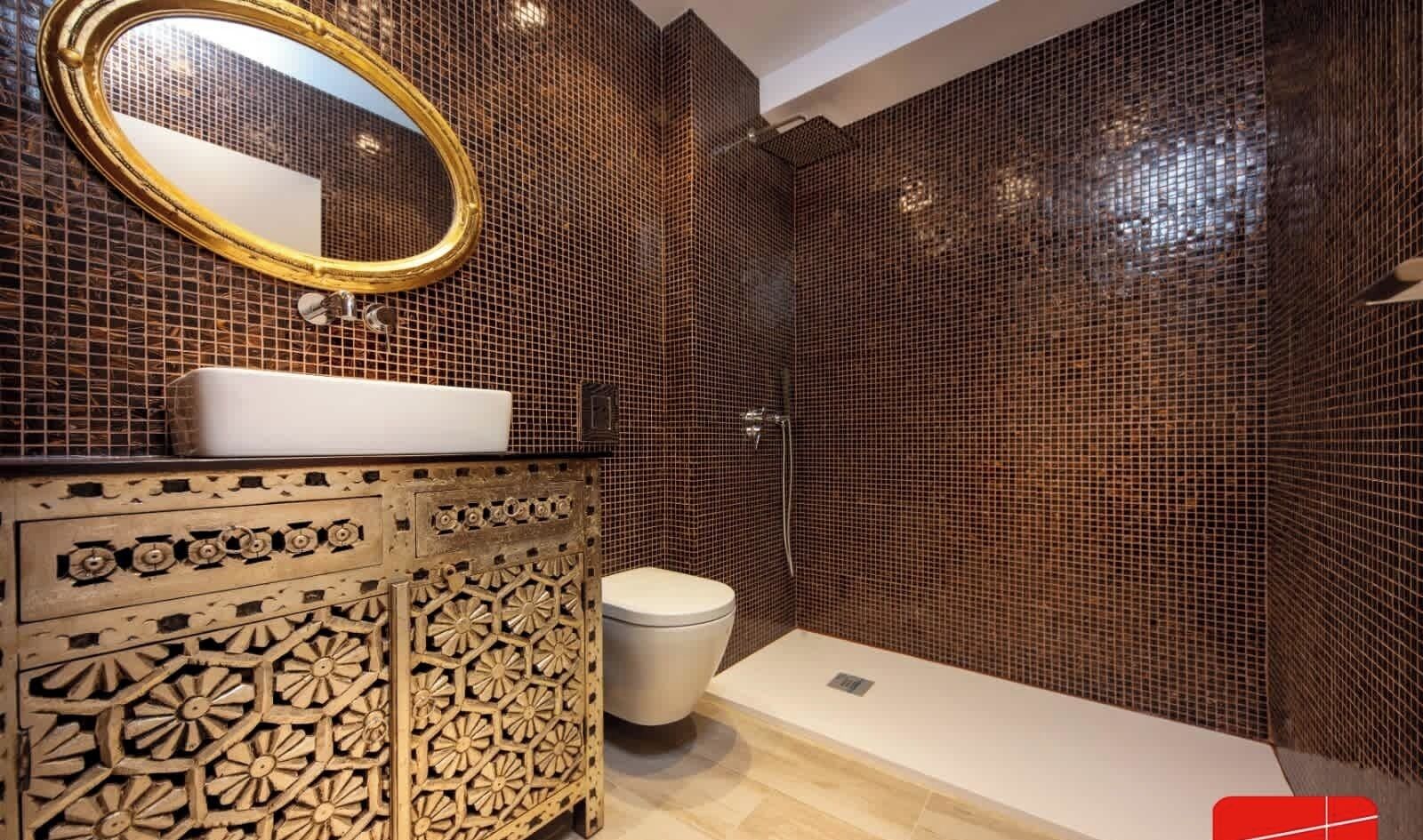 Douche, séchoir à cheveux, serviettes fournies, shampooing