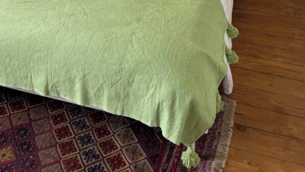A bed with a white and green bedspread, two bedside lamps, and a patterned rug. - Cozy house in Bordeaux in beautiful central neighborhood - near sights and tram (Bordeaux)