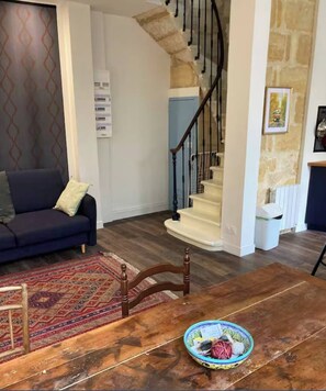 Living area - Cozy house in Bordeaux in beautiful central neighborhood - near sights and tram (Bordeaux)