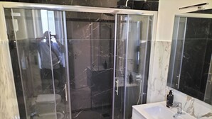 تجهيزات دش، مجففات شعر، مراحيض شطف، مناشف