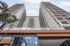 A high-rise building with a modern architectural design, featuring multiple balconies and a glass facade. - Zip Brooklin (São Paulo)