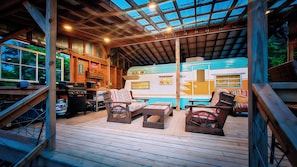 Terrace/patio - Waterfront Vintage Camper with Hot Tub (Fieldon)