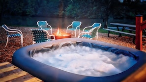 Outdoor spa tub - Waterfront Vintage Camper with Hot Tub (Fieldon)