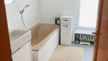 Haartrockner, Handtücher, Seife, Toilettenpapier