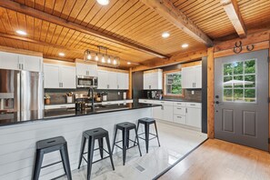 Wasserkocher mit Kaffee-/Teezubehör, Kühlschrank, Mikrowelle, Ofen