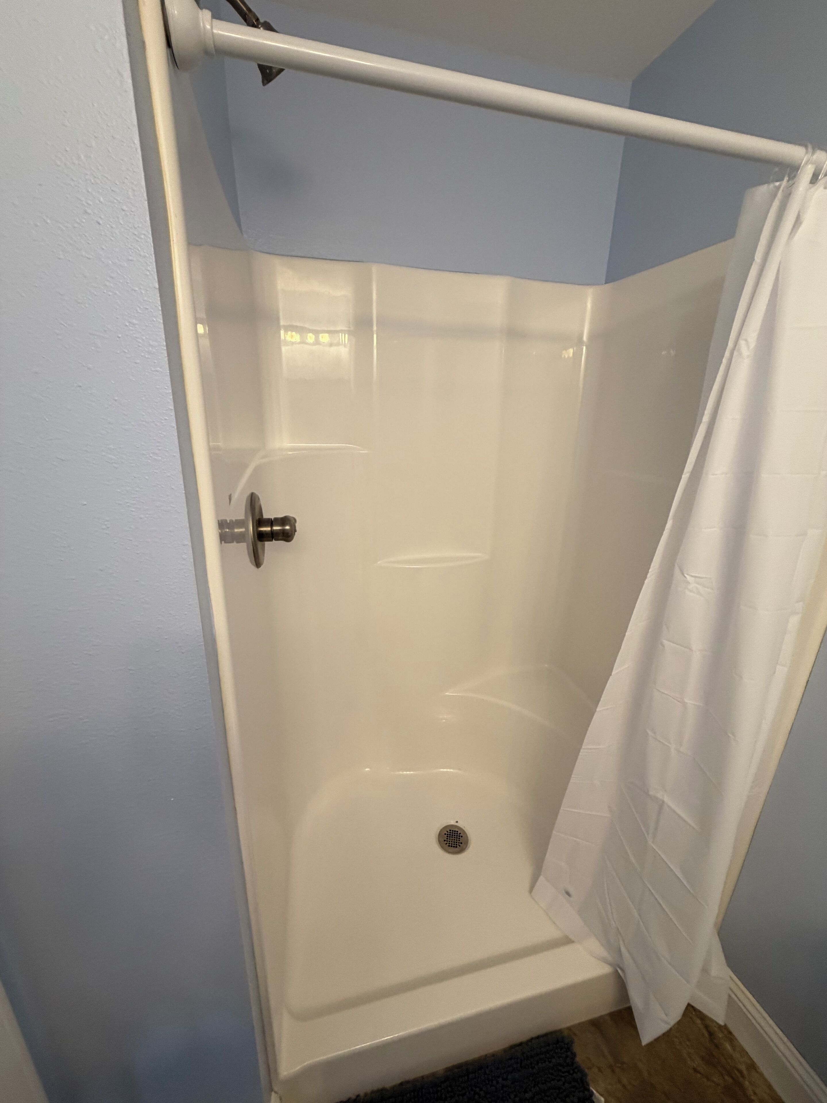 Douche, serviettes fournies, papier toilette
