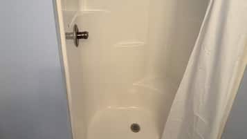 Douche, serviettes fournies, papier toilette