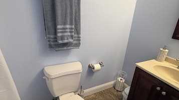 Regadera, toallas, papel de baño