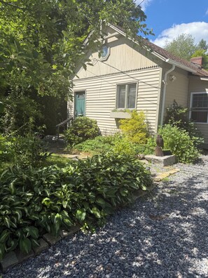 Exterior - Peaceful and cozy 1 bed 1 bath in quaint Winchester (Winchester)